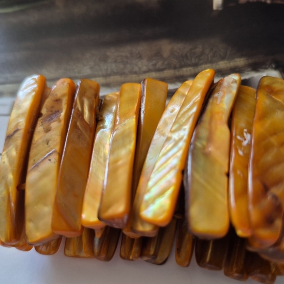 Chunky Orange Shell Bracelet - Picture 3 of 4